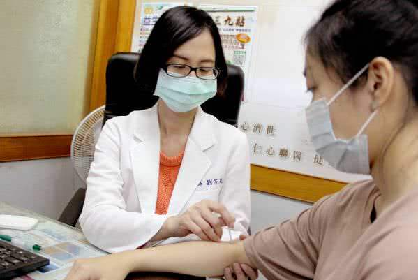 台中沙鹿仁人堂中医诊所医师诊治照片