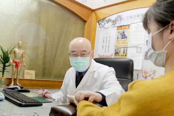 台中沙鹿仁人堂中医诊所医师诊治照片