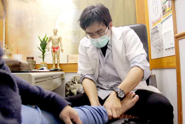 台中沙鹿仁人堂中医诊所医师诊治照片
