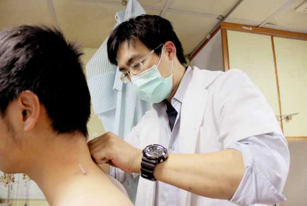 台中沙鹿仁人堂中医诊所医师诊治照片
