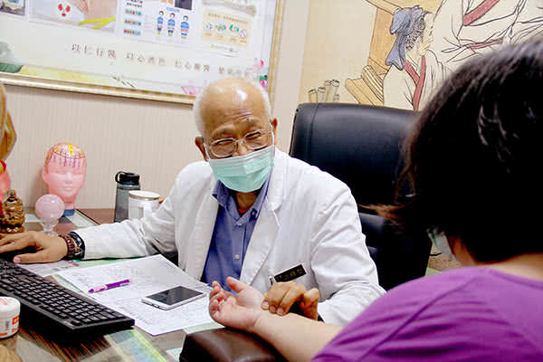 新北土城仁安堂中医诊所医师诊治照片