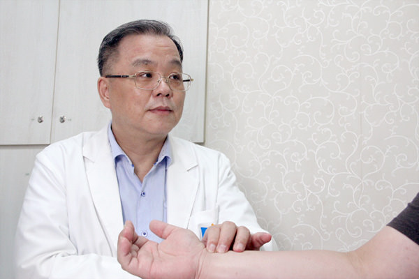 新北土城仁安堂中医诊所医师诊治照片