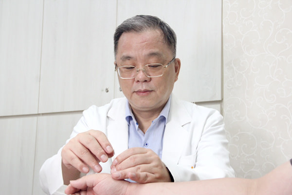 新北土城仁安堂中医诊所医师诊治照片